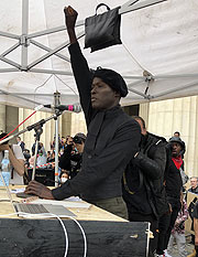 Supermodel Papis Loveday war einer der Sprecher auf der Demo am 06.06.2020 auf dem Königsplatz in Mümnchen (©Foto. Martin SchmitzI